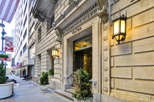 The Dylan Hotel NYC entree buiten